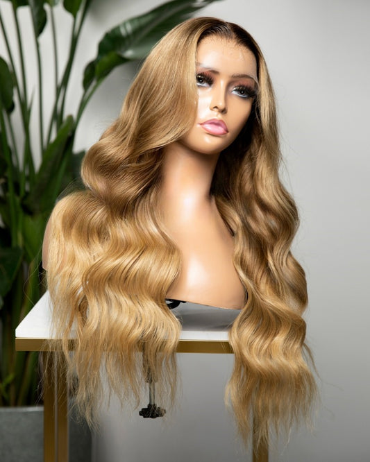 Benutzerdefinierte 13 x 6 Lace Frontal Brasilianische dunkle Wurzeln/braunes Ombre/blonde Highlights gewelltes Echthaar Perücke 22" 150 % Dichte