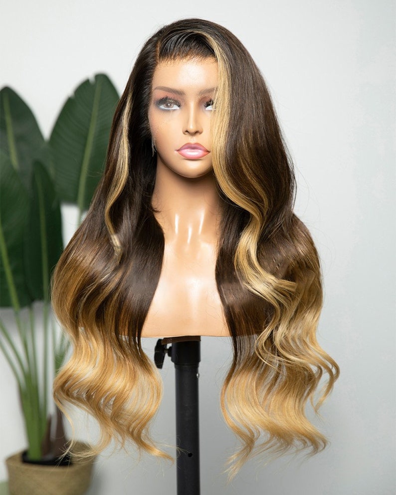 Stock 13 x 6 Lace Frontal Brasilianisches Braunes Ombre mit leichtem Blondton Wellenförmige Echthaarperücken 22 "150% Dichte