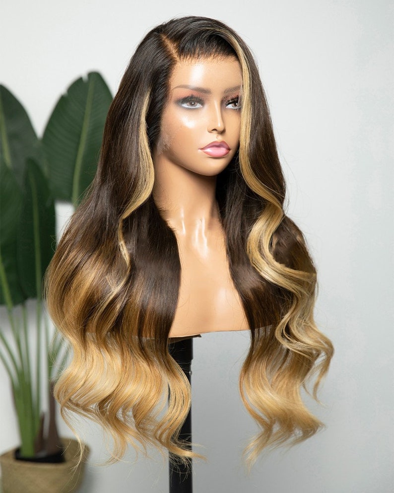 Stock 13 x 6 Lace Frontal Brasilianisches Braunes Ombre mit leichtem Blondton Wellenförmige Echthaarperücken 22 "150% Dichte